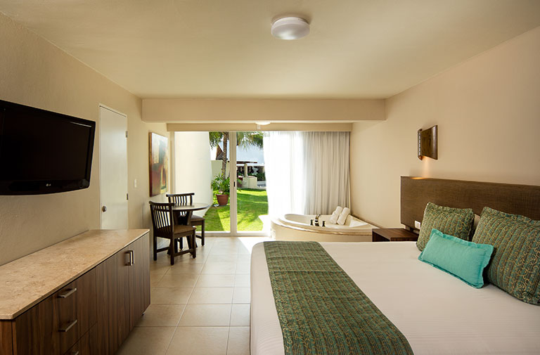 Sunset World Resorts & Vacations Experiences – Resorts -Ocean Spa Hotel | Spa Room – one king size bed