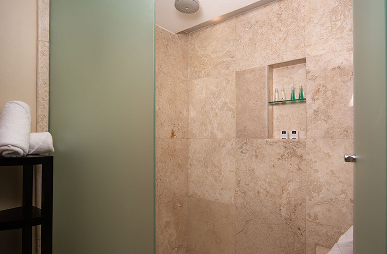 Sunset-Royal-One-Bedroom-Bano